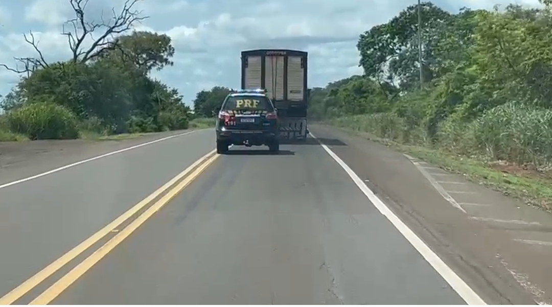 PRF INTERCEPTA CAMINHÃO DE JI-PARANÁ ROUBADO – VÍDEOS