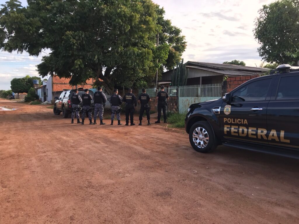 PF, PC e PM cumprem mandados contra tráfico de drogas e comércio ilegal de armas em Vilhena.