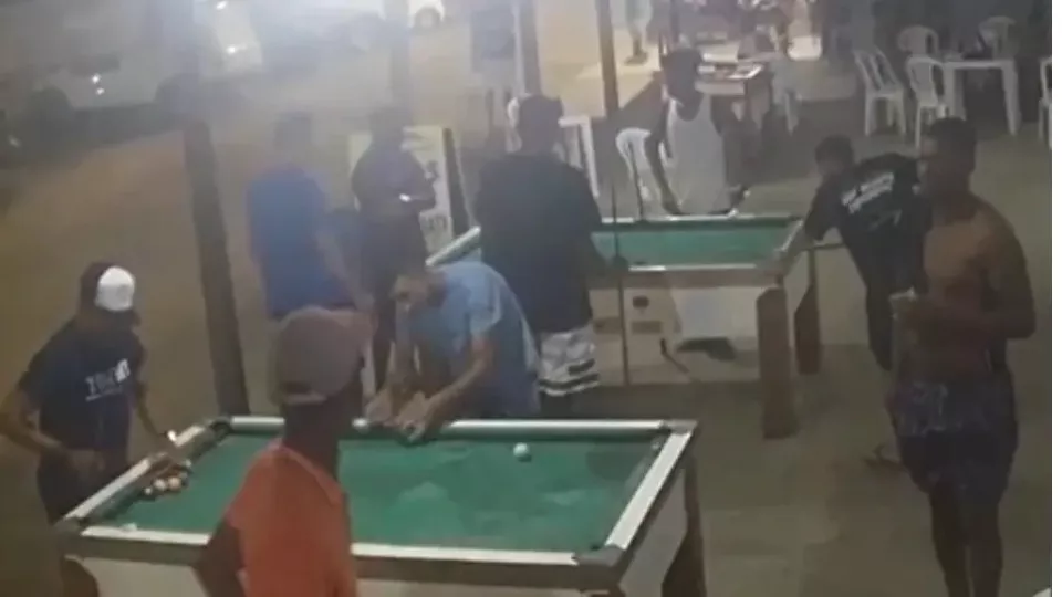 Homem é executado com tiro pelas costas em bar; veja o vídeo