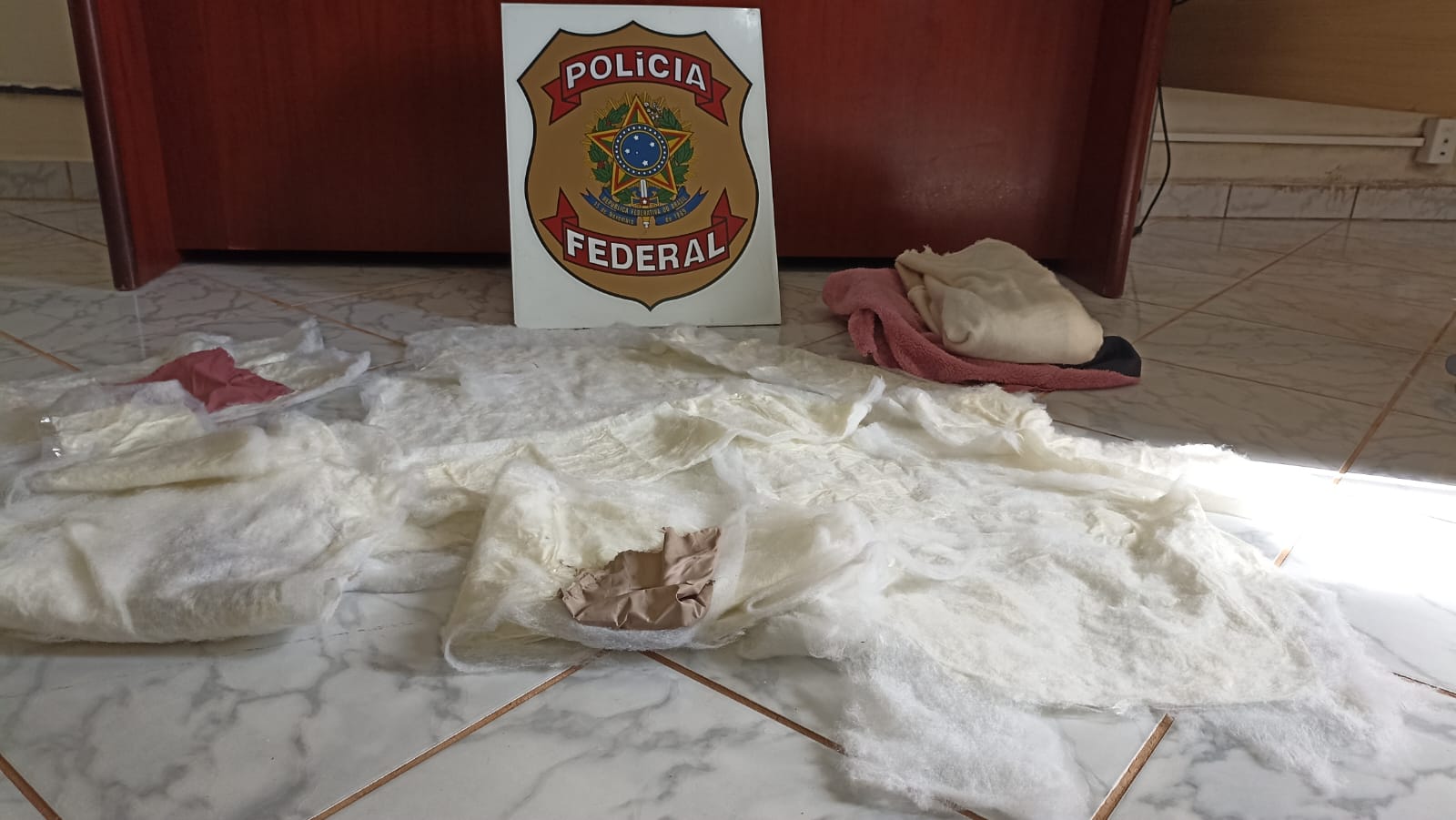 Em RO, PF prende bolivianos em flagrante ao tentarem enviar mais de 1 quilo de cocaína pelos Correios para Japão