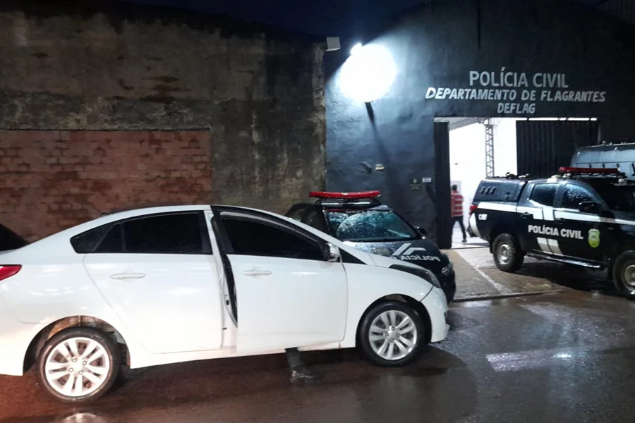 Dupla é presa com carro roubado após denúncia