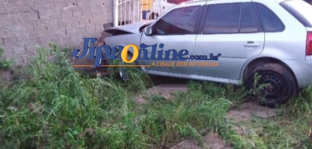 Motorista abandona veículo após colidir em muro de residência em Ji-Paraná.