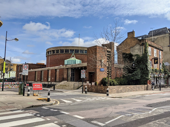 Ataque a tiros em igreja católica deixa seis feridos em Londres