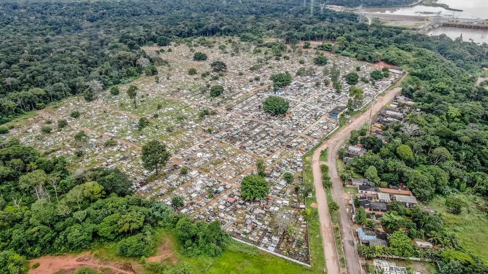 Ossada humana é encontrada em saco de lixo com vela acesa em cemitério de Porto Velho